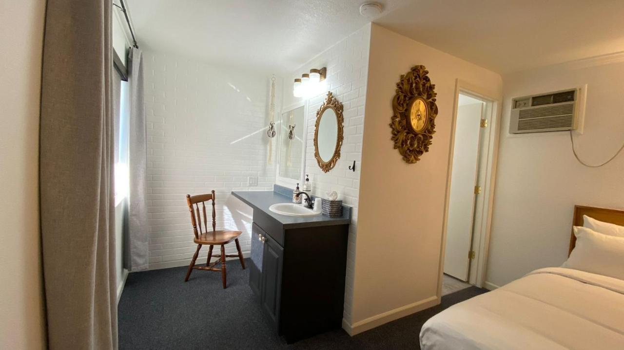 The Aztec Motel & Creative Space Seligman Exterior photo