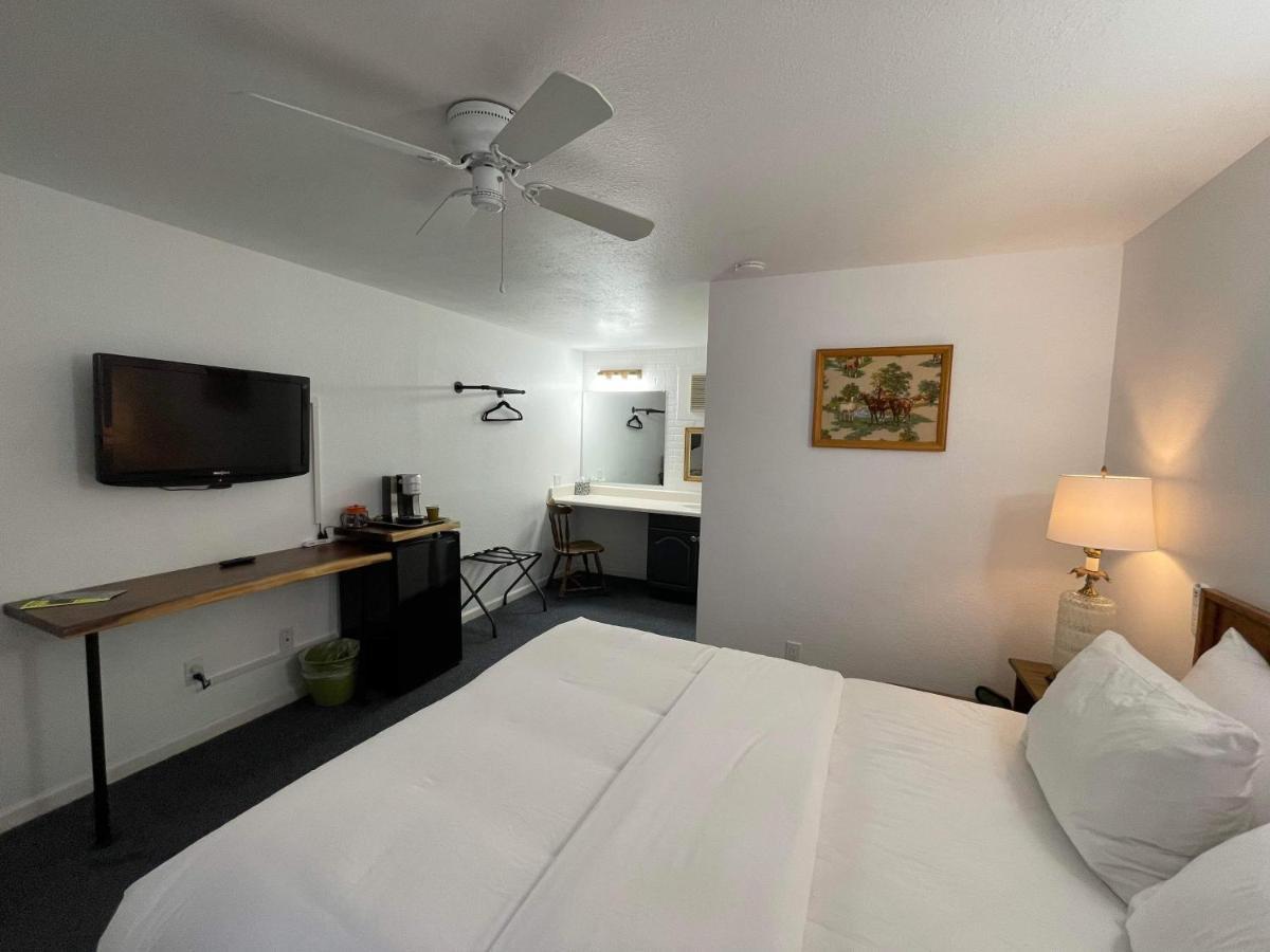 The Aztec Motel & Creative Space Seligman Exterior photo