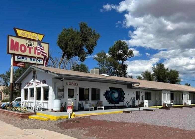The Aztec Motel & Creative Space Seligman Exterior photo