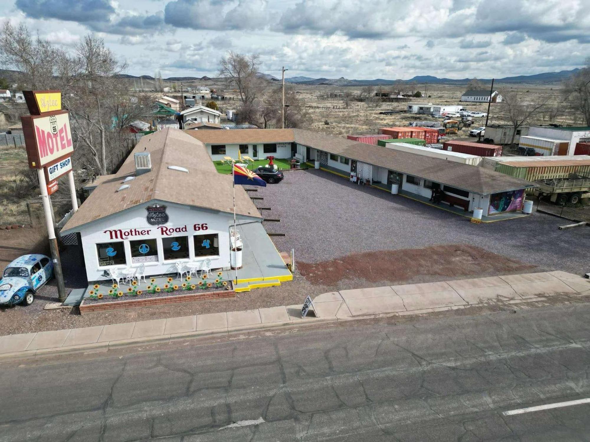 The Aztec Motel & Creative Space Seligman Exterior photo