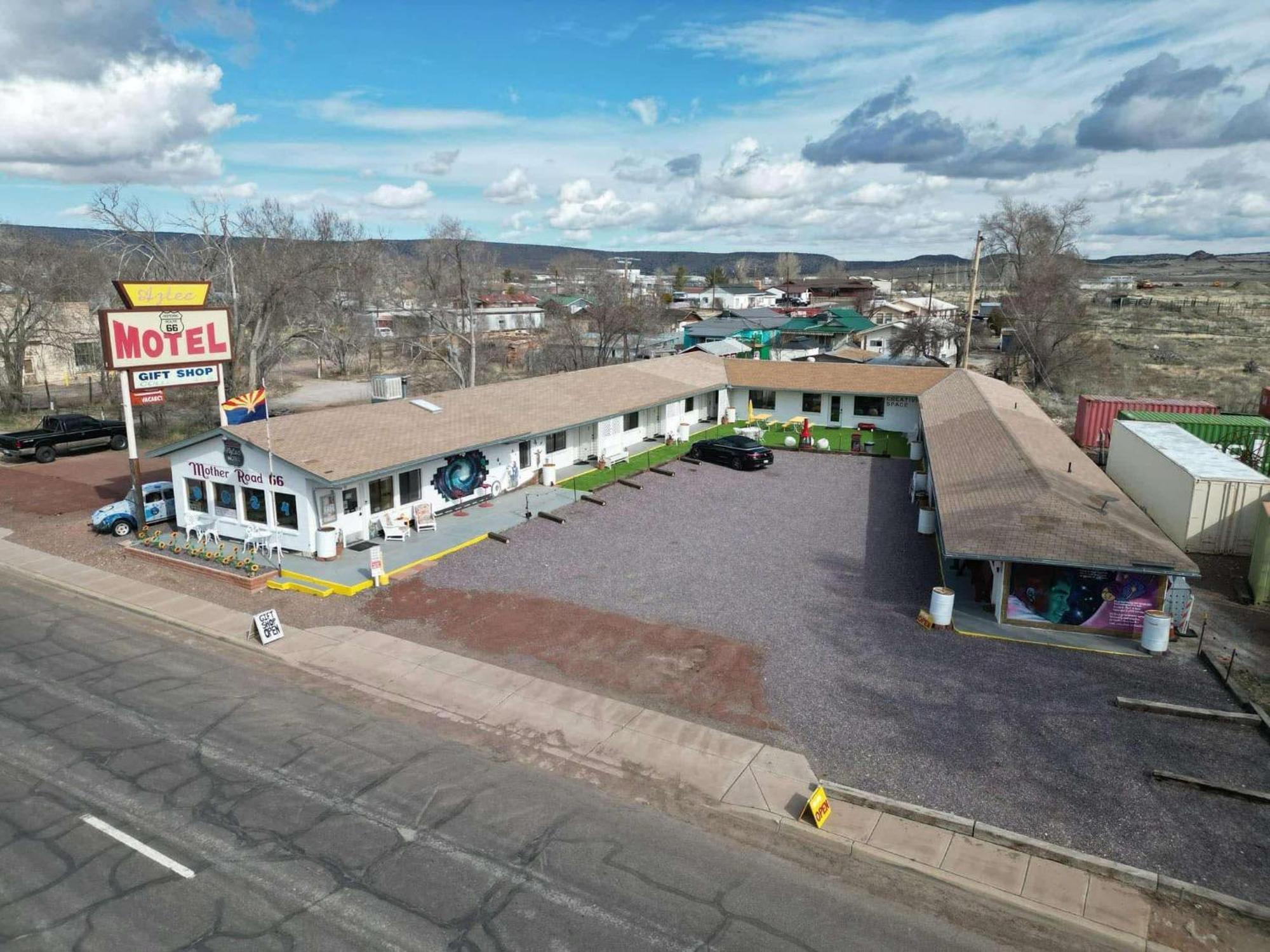 The Aztec Motel & Creative Space Seligman Exterior photo