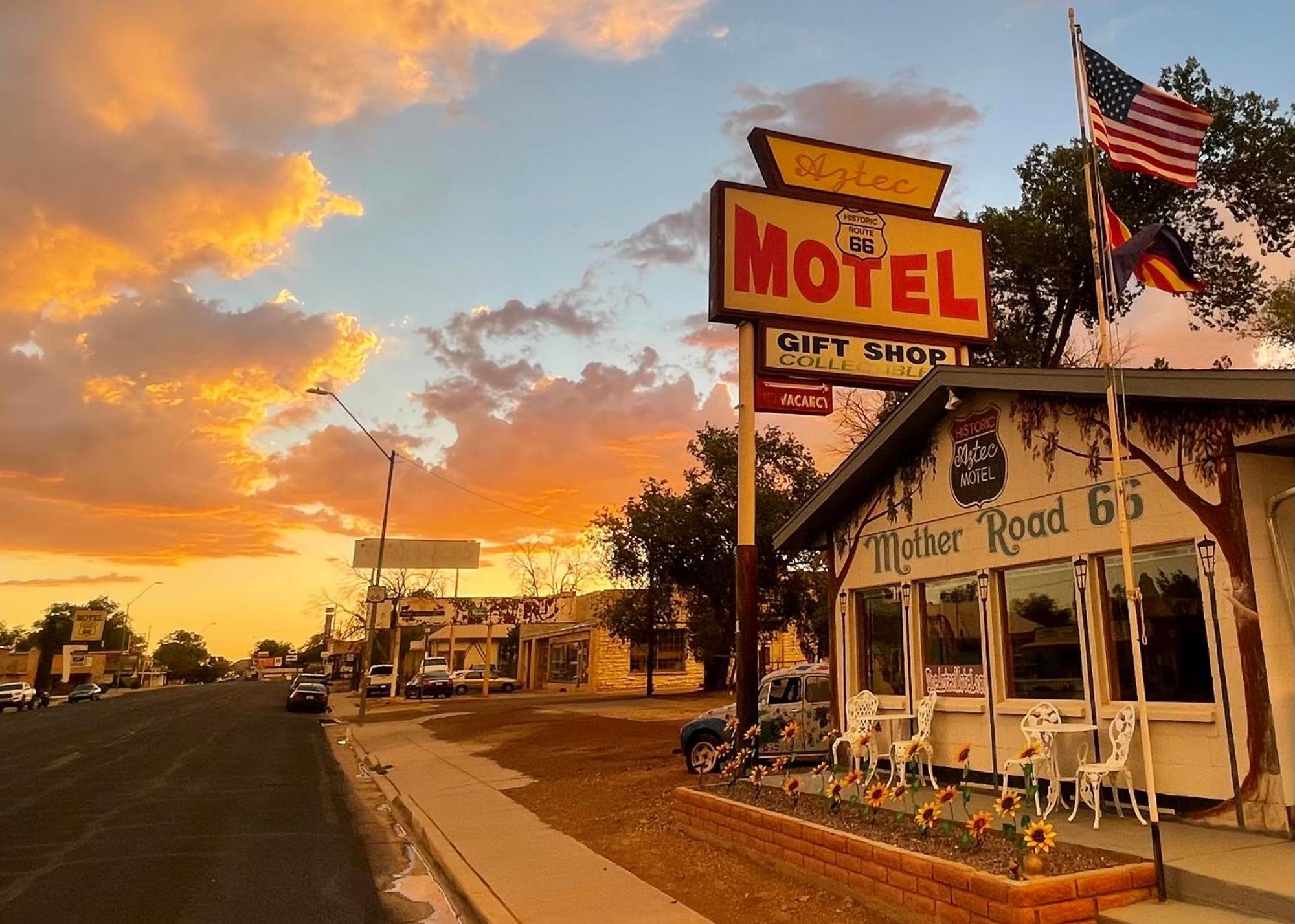 The Aztec Motel & Creative Space Seligman Exterior photo